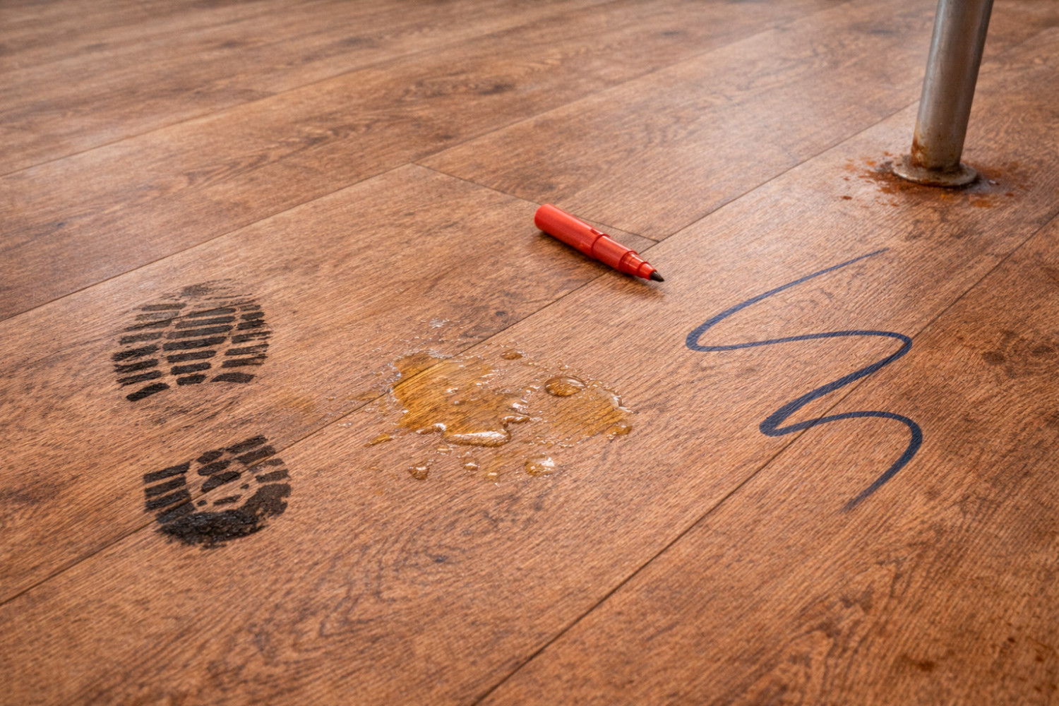 Пятна на линолеуме: что отмывается, а что — навсегда