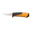 Нож ремесленный с точилкой FISKARS