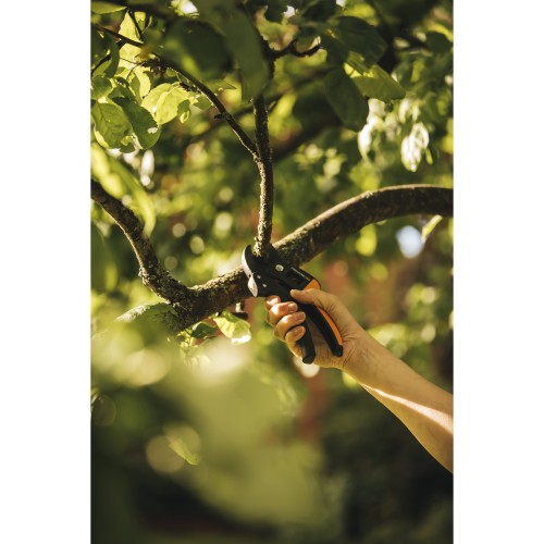 Секатор контактный FISKARS PowerStep с храповым механизмом