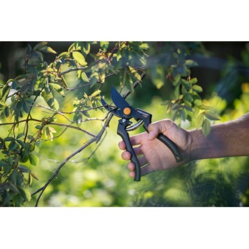Секатор садовый профессиональный FISKARS