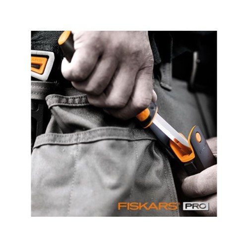 Нож универсальный с точилкой FISKARS