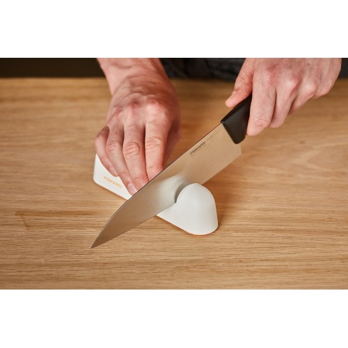 Точилка для ножей белая Functional Form  Fiskars