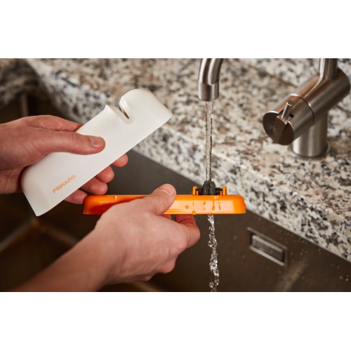 Точилка для ножей белая Functional Form  Fiskars