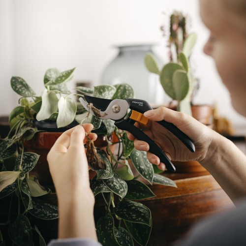 Секатор плоскостной FISKARS Solid P121