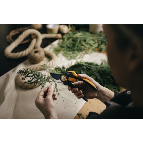 Секатор плоскостной FISKARS Plus Smartfit  P541