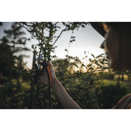 Секатор плоскостной FISKARS Plus PowerLever P721