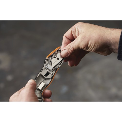 Нож выдвижной, универсальный CarbonMax  FISKARS