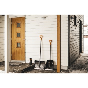 Лопата (скрепер) для снега Solid FISKARS