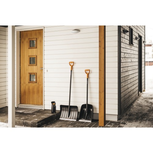 Лопата (скрепер) для снега Solid FISKARS