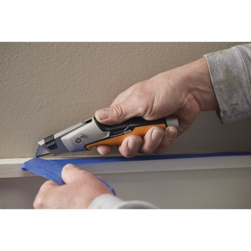 Нож малярный со сменным лезвием CarbonMax  FISKARS