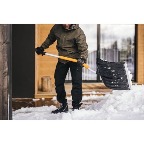Лопата (скрепер) для снега c изогнутой ручкой X-series FISKARS