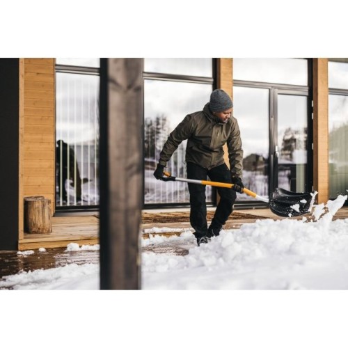 Лопата (скрепер) для снега c изогнутой ручкой X-series FISKARS