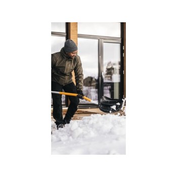 Лопата (скрепер) для снега c изогнутой ручкой X-series FISKARS