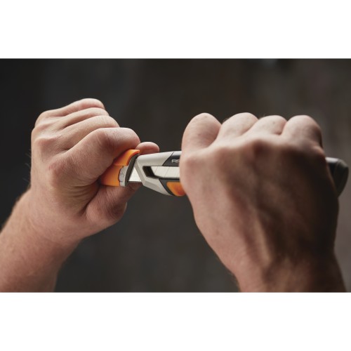 Нож с выдвижным, сменным лезвием18мм CarbonMax FISKARS
