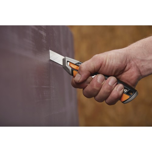 Нож с выдвижным, сменным лезвием18мм CarbonMax FISKARS