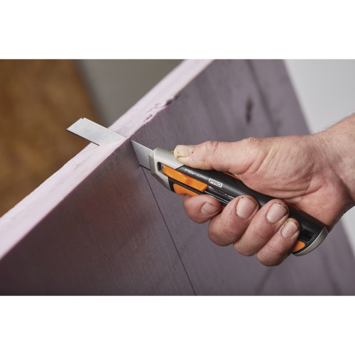 Нож с выдвижным, сменным лезвием18мм CarbonMax FISKARS