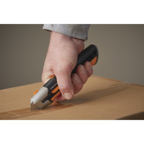 Нож с выдвижным, сменным лезвием 25мм CarbonMax FISKARS