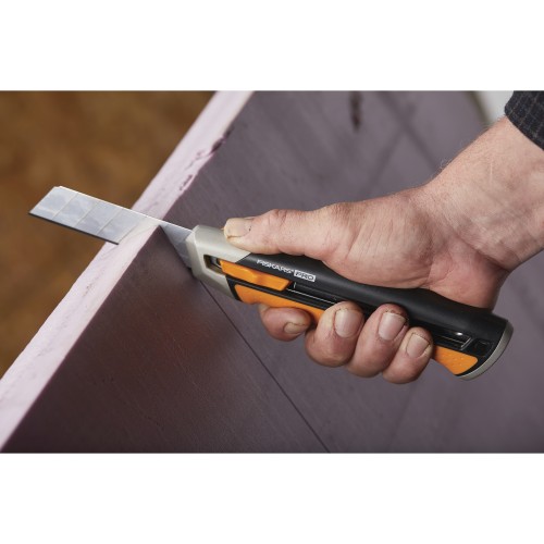 Нож с выдвижным, сменным лезвием 25мм CarbonMax FISKARS