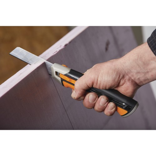 Нож с выдвижным, сменным лезвием 25мм CarbonMax FISKARS