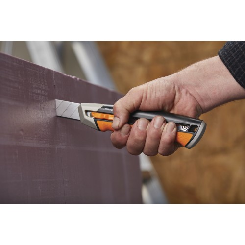 Нож с выдвижным, сменным лезвием 25мм CarbonMax FISKARS