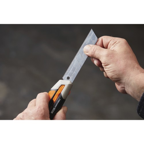 Нож с выдвижным, сменным лезвием 25мм CarbonMax FISKARS