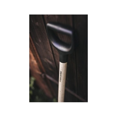 Лопата штыковая с дер. черенком Solid FISKARS