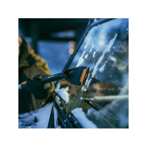 Щетка для снега 96-121см телескоп. со скребком X-series FISKARS