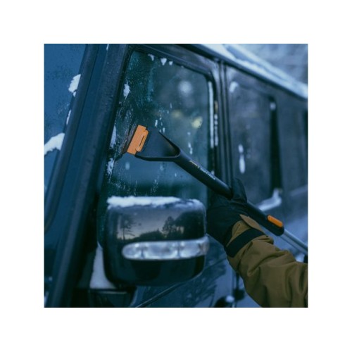 Щетка для снега 96-121см телескоп. со скребком X-series FISKARS
