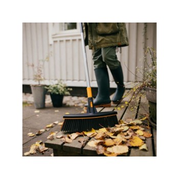 Метла эргономичная FISKARS