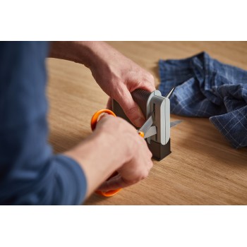 Точилка для ножниц Clip-Sharp Fiskars